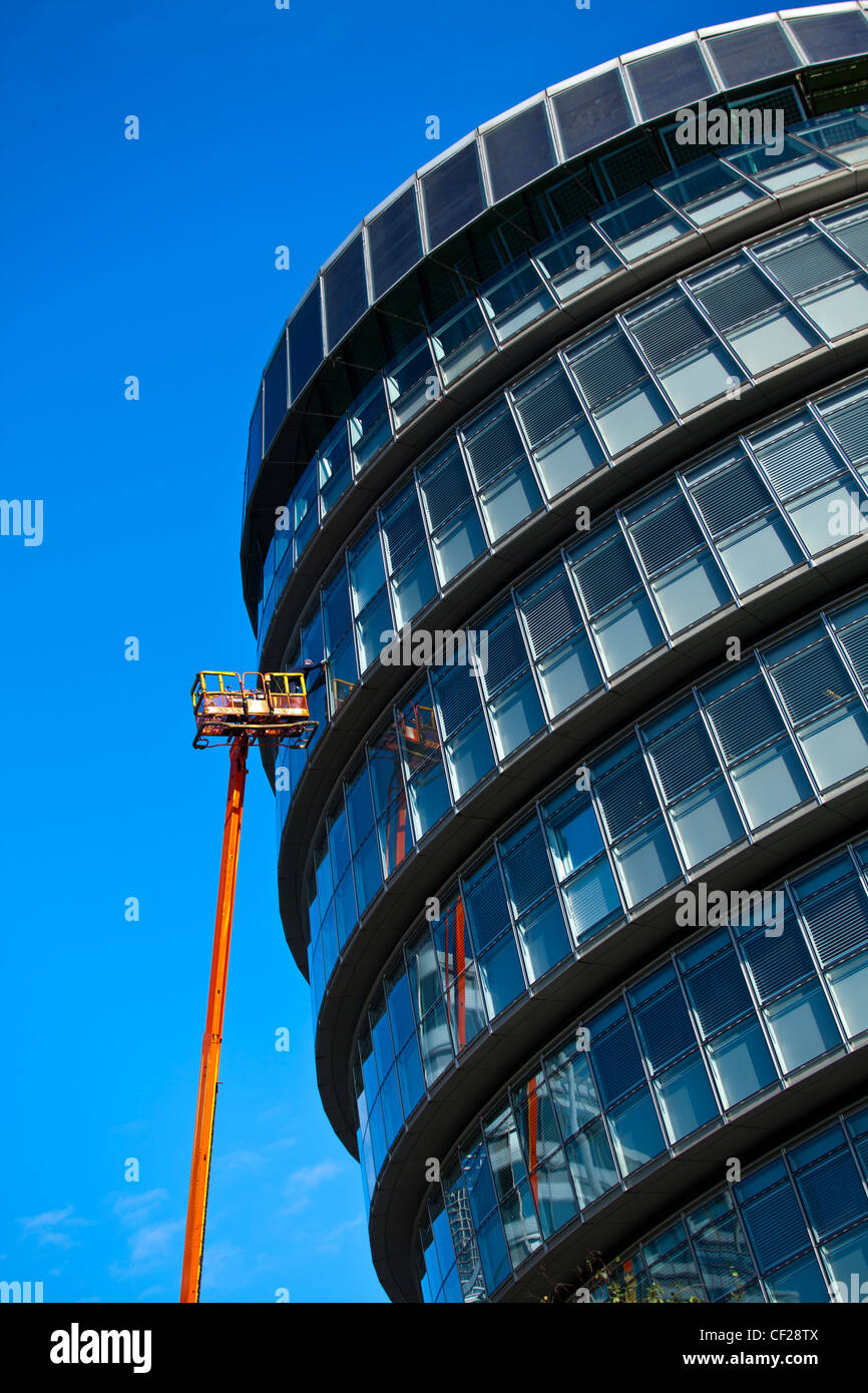 Un ouvrier d'entretien d'une grue sur une fenêtre de l'hôtel de ville, accueil de la Greater London Authority (GLA) compr Banque D'Images
