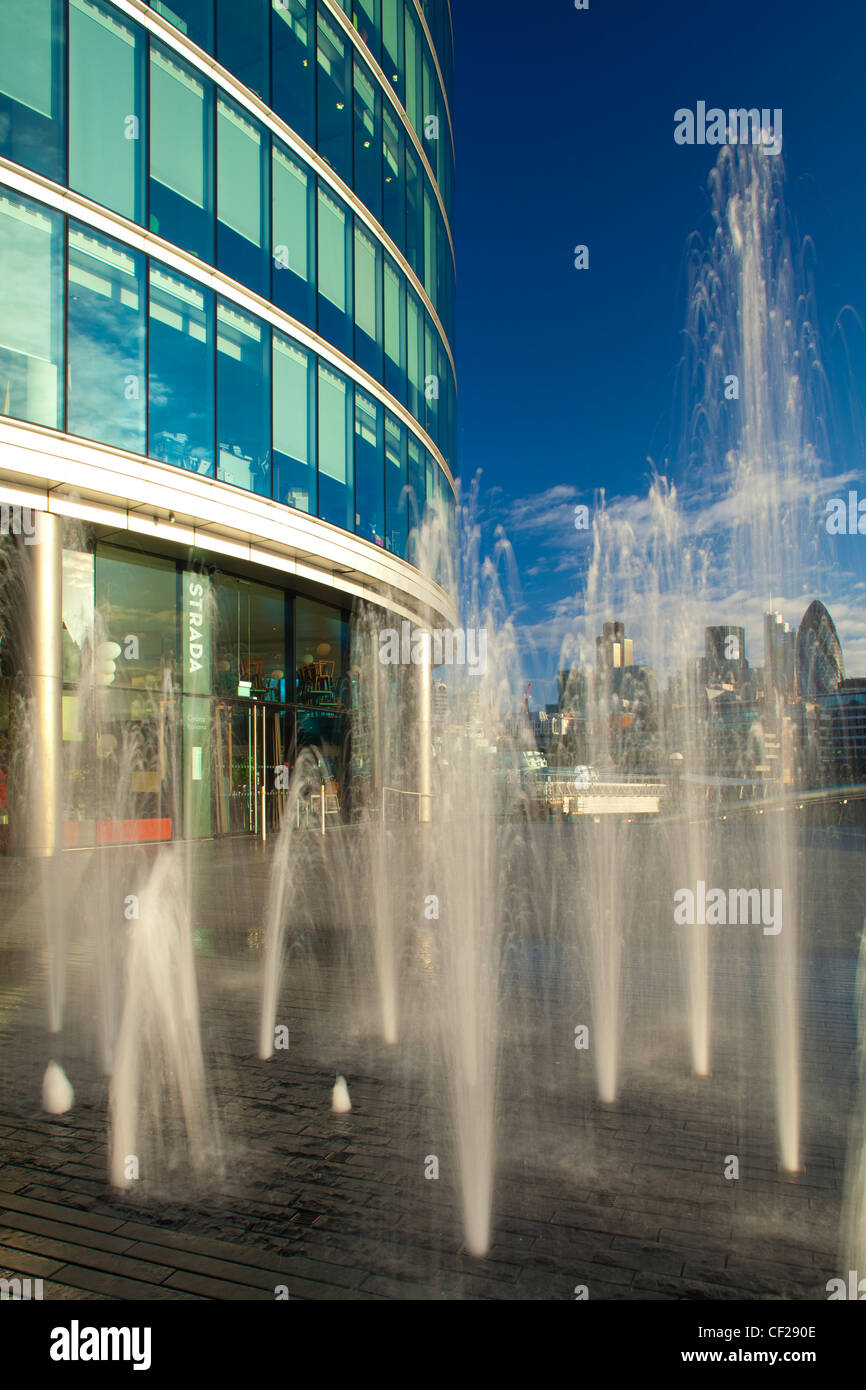 Les fontaines d'eau près de l'Hôtel de Ville et le 'plus' de Londres le développement sur la rive sud de la Tamise, à vers la terre Banque D'Images