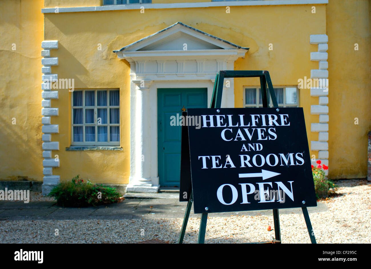 Hellfire Caves et d'un salon de thé signe à West Wycombe. West Wycombe village est la propriété du National Trust. Banque D'Images