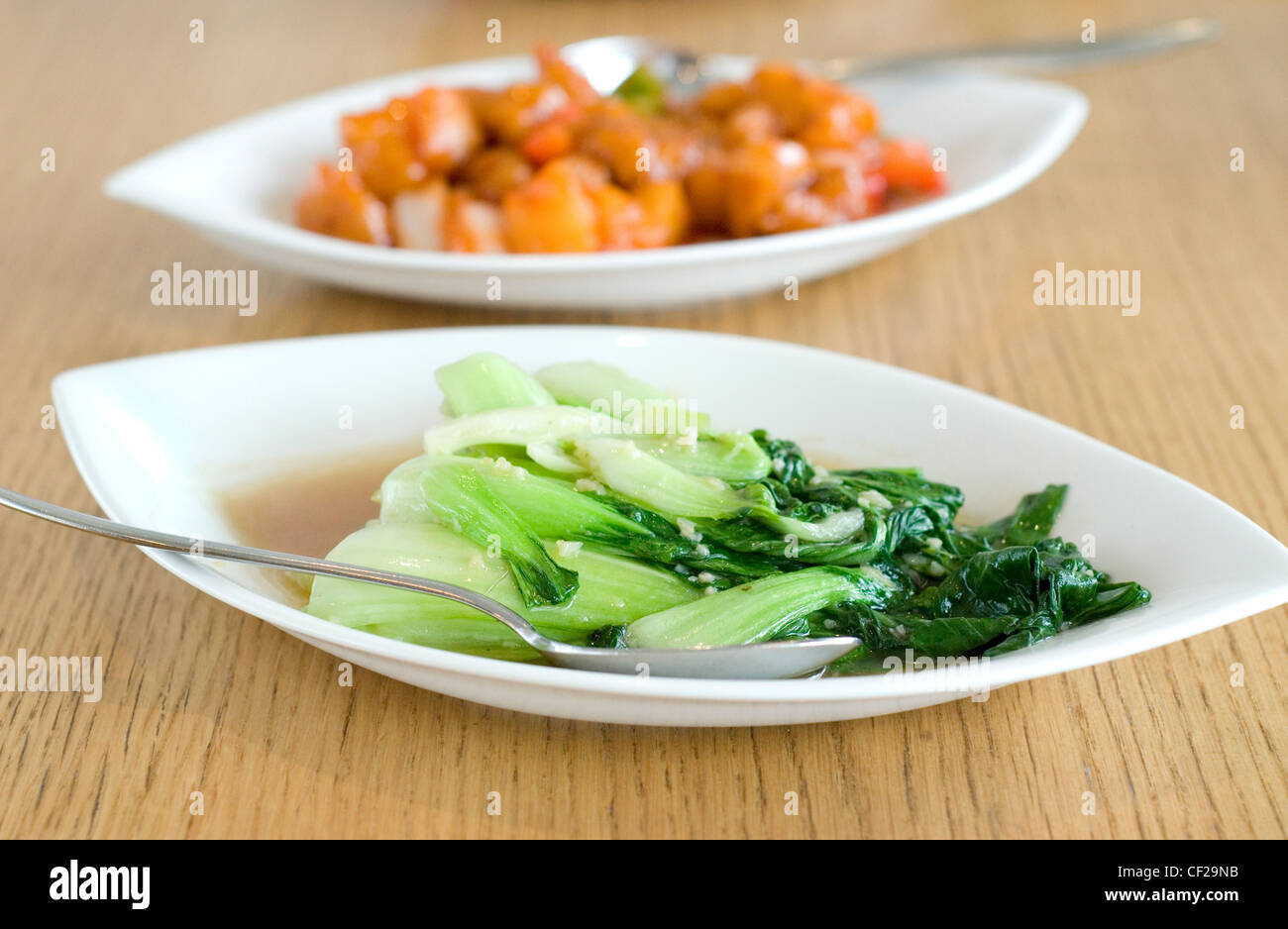 Pak choi dans la sauce soja et poulet aigre-doux Banque D'Images