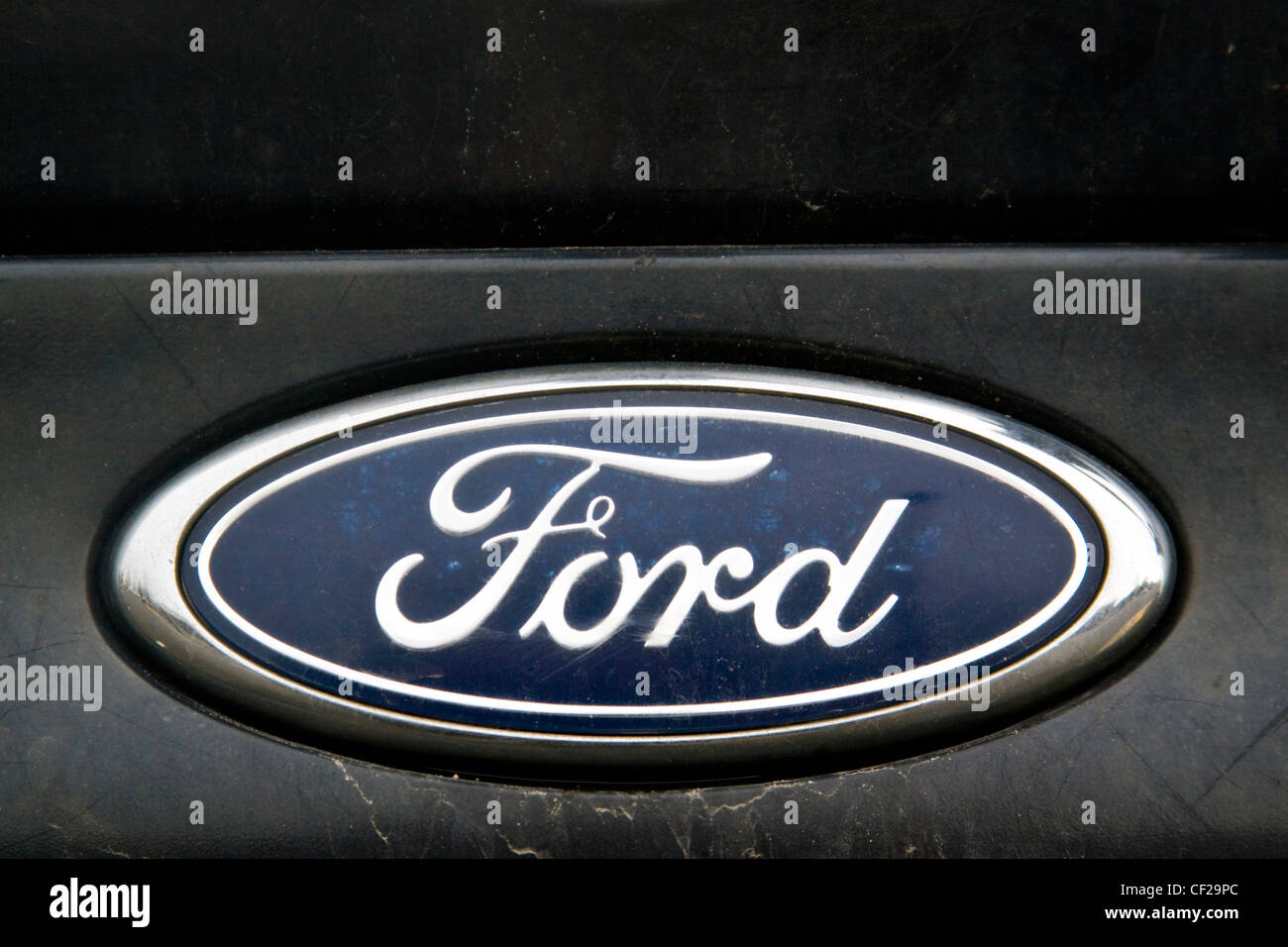 Un bleu et chrome logo automobile Ford Motor Company Banque D'Images