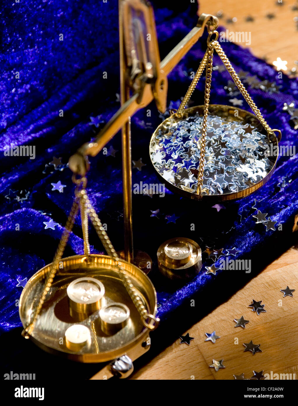 Balance Horoscopes Silver Star sequins sur un ensemble de balances avec des poids Banque D'Images
