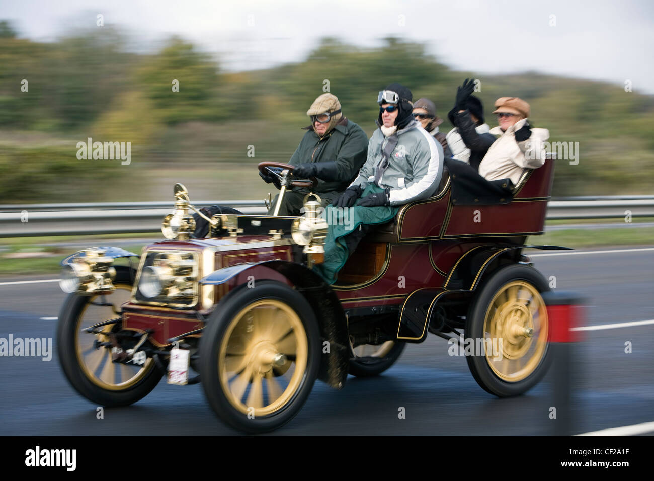 Les participants à la London to Brighton veteran car run sur l'A23 près de Brighton. Banque D'Images