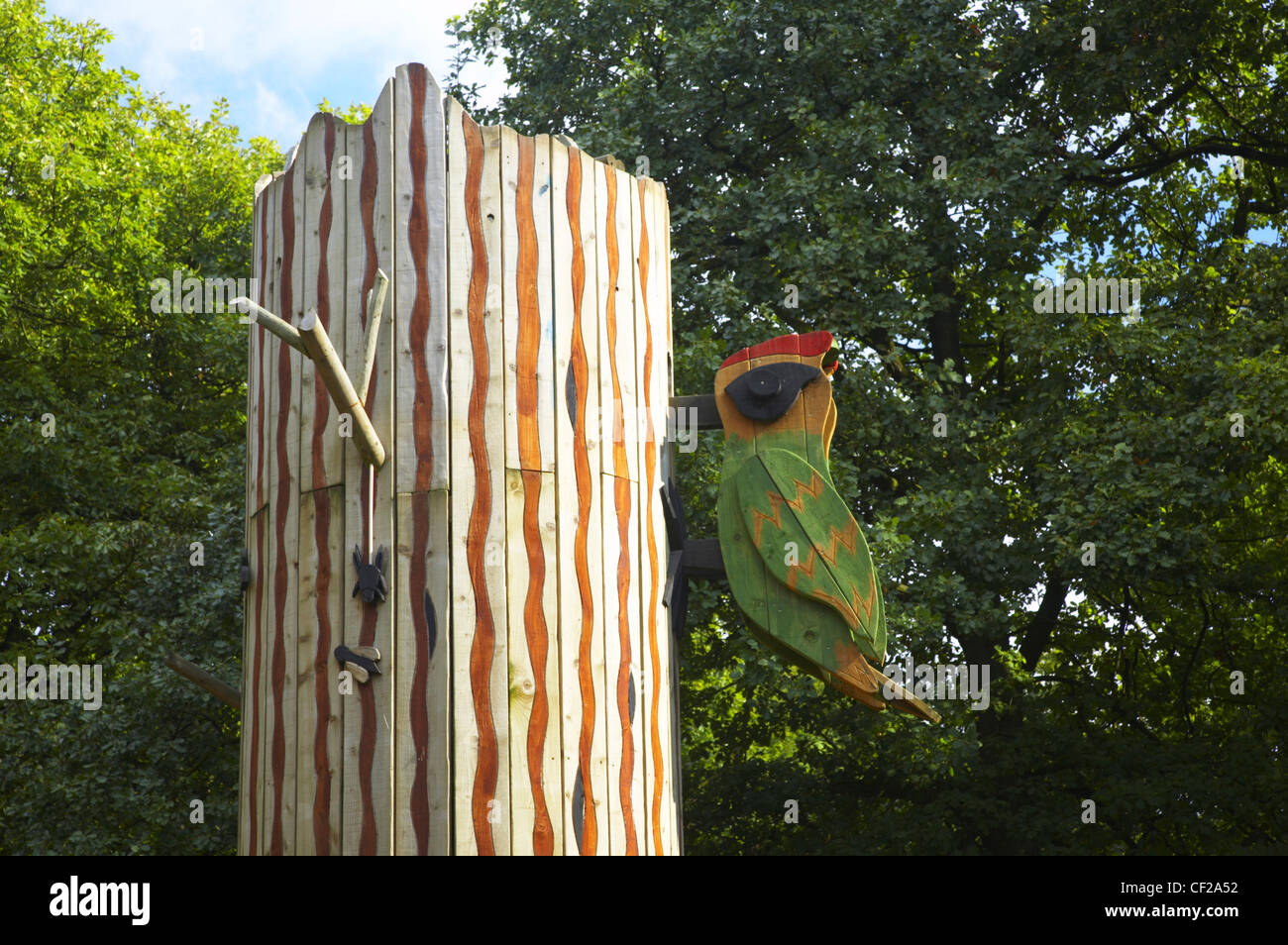 Se nourrisant de bois sur une caractéristique près de la forêt de Wyre centre d'accueil. Banque D'Images