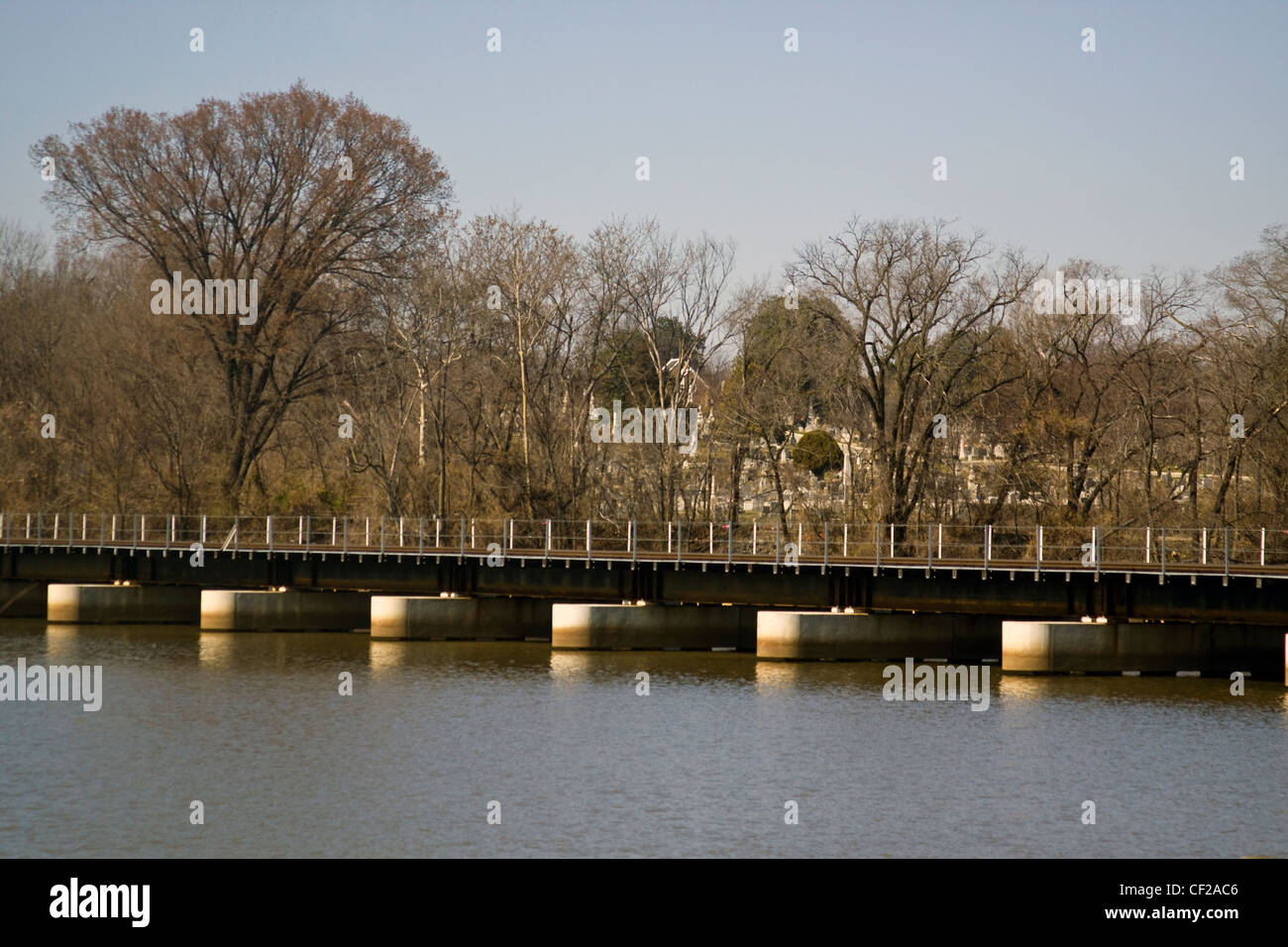 Un pont ferroviaire CSX traverse la rivière Anacostia historique près de cimetière du Congrès à Washington DC Banque D'Images