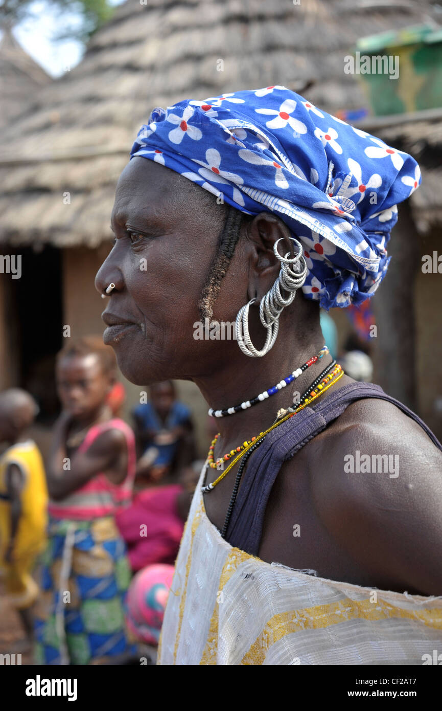 Les Bedik femme aux boucles d'oreilles et de son nez à travers la bobine de  Porcupine dans village Iwol, Bassari, district de Kédougou, Sénégal région  Photo Stock - Alamy