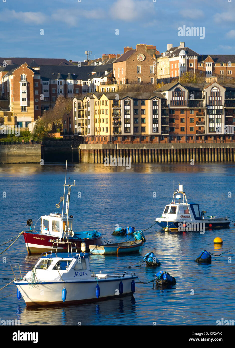 Bateaux amarrés sur le fleuve Tyne avec un complexe d'appartements situé sur le Quai North Shields dans la distance. Banque D'Images