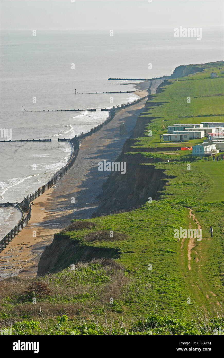 Les falaises de North Norfolk montrant chemin côtier et maritime de défense. Banque D'Images