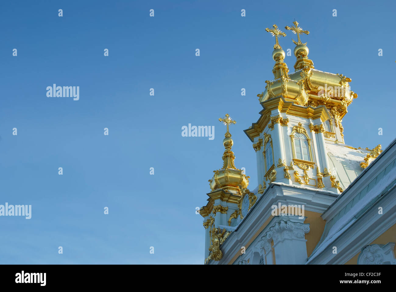 Les dômes dorés de l'église orthodoxe de complexe de palais dans Petergofe sur un fond de ciel. Banque D'Images
