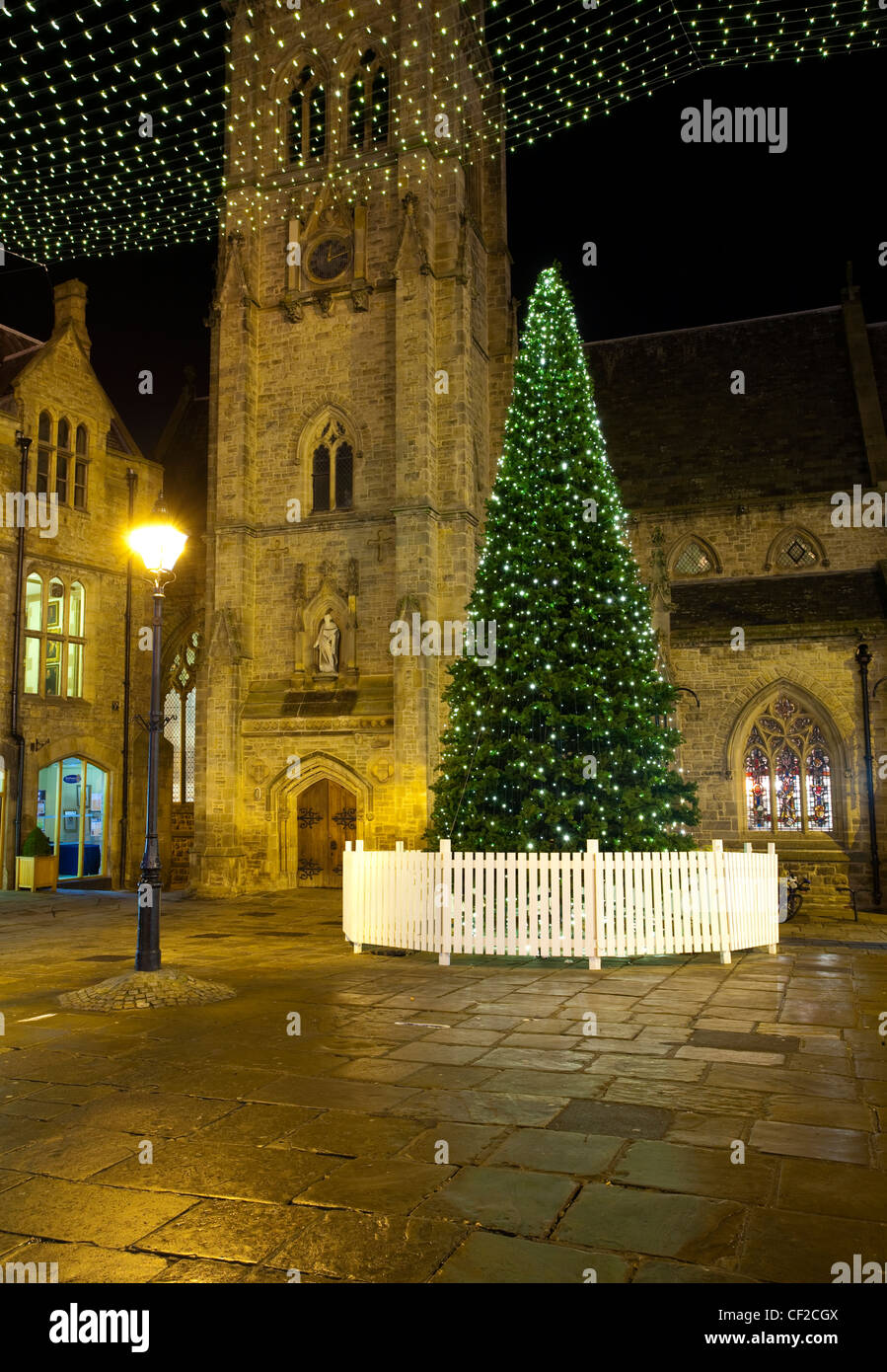 Arbre de Noël dans le marché de la ville de Durham. Banque D'Images