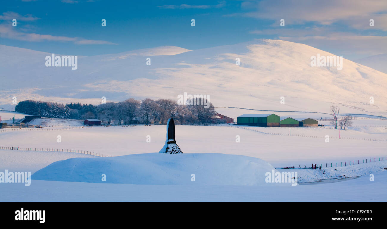 Un monument en l'honneur de Matthieu McKendrick, ancien ministre des postes d'Abington en Clydesdale, sous l'ombre de la neige covere Banque D'Images