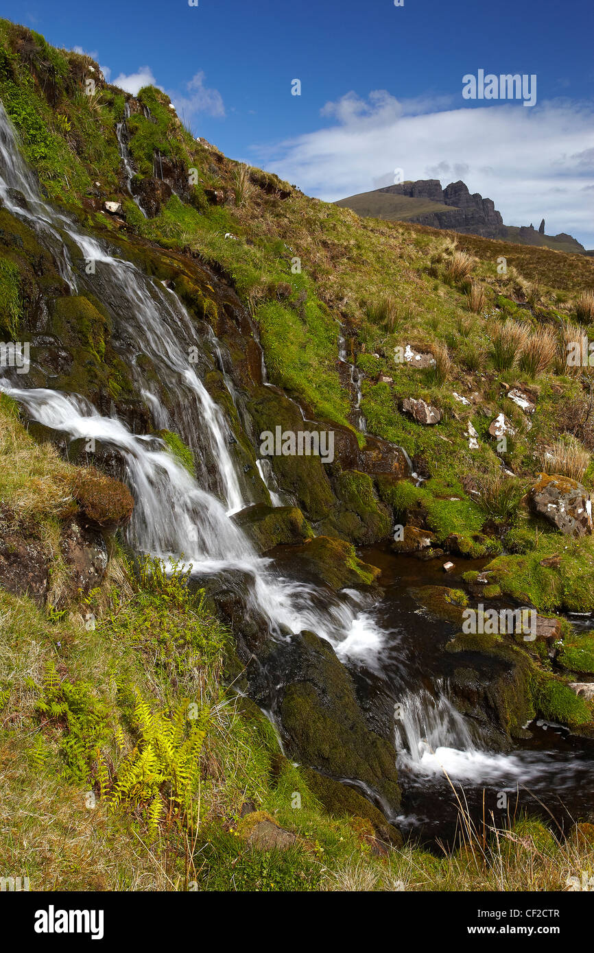 La cascade voile de la mariée avec le vieil homme de Storr au loin sur l'île de Skye. Banque D'Images
