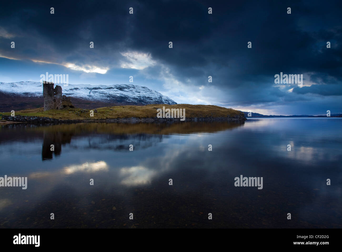 Les spectaculaires ruines du château Ardvreck situé sur un promontoire rocheux qui s'avance vers Loch Assynt. Le château a été construit par th Banque D'Images