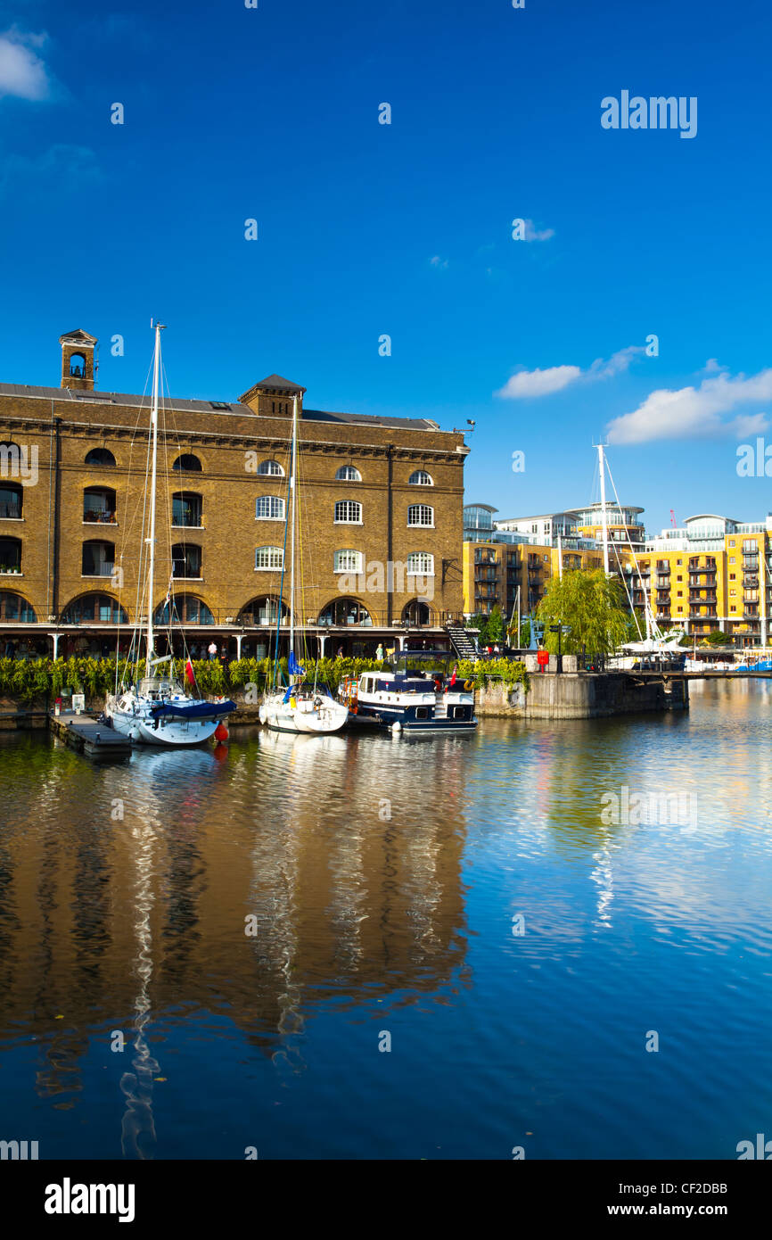 Bateaux amarrés à St Katharine Docks, a l'habitat populaire et le complexe de loisirs dans la zone connue sous le nom de Docklands sur la rive nord o Banque D'Images