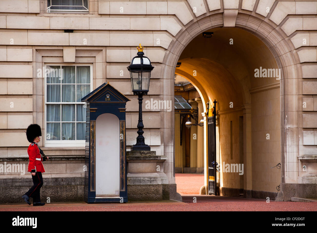 Queens' garde à l'extérieur de Buckingham Palace. Banque D'Images