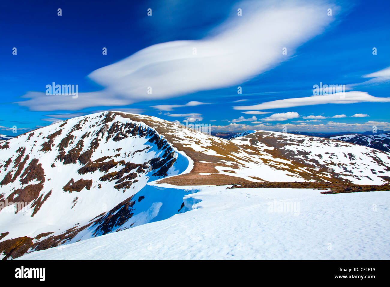 En regardant vers le Cairn Toul couvertes de neige, la quatrième plus haute montagne d'Ecosse, avec le sud de sommets des Cairngorms Banque D'Images