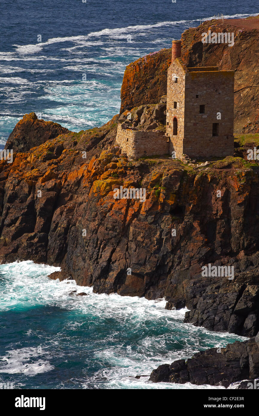 Un moteur à partir de la chambre des mines de la Couronne, ex-mines d'étain sur les falaises au nord de Botallack. Banque D'Images