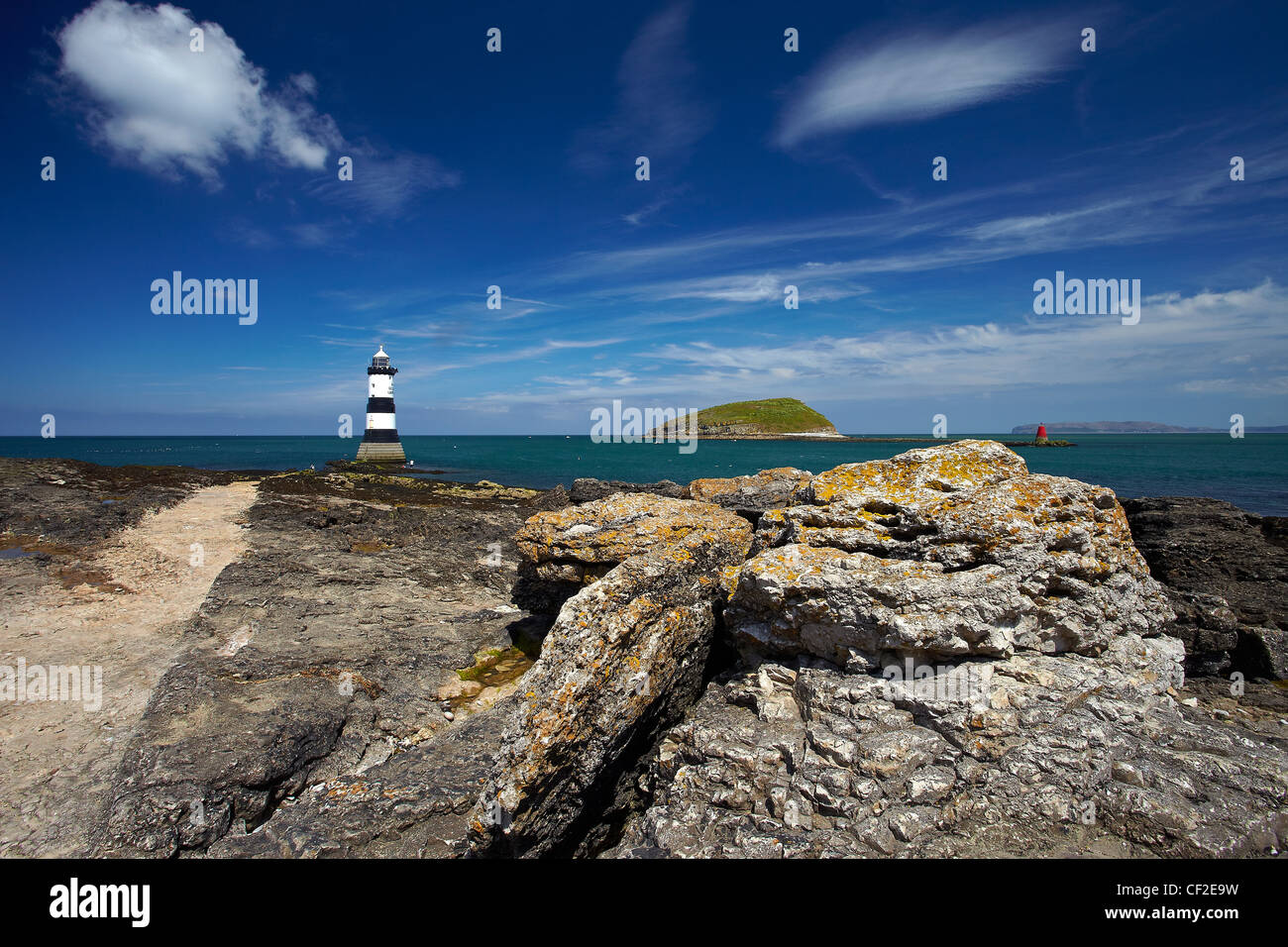 Penmon phare, également connu sous le nom de phare de Menai, à l'entrée nord de l'île de macareux en face du détroit de Menai. Banque D'Images