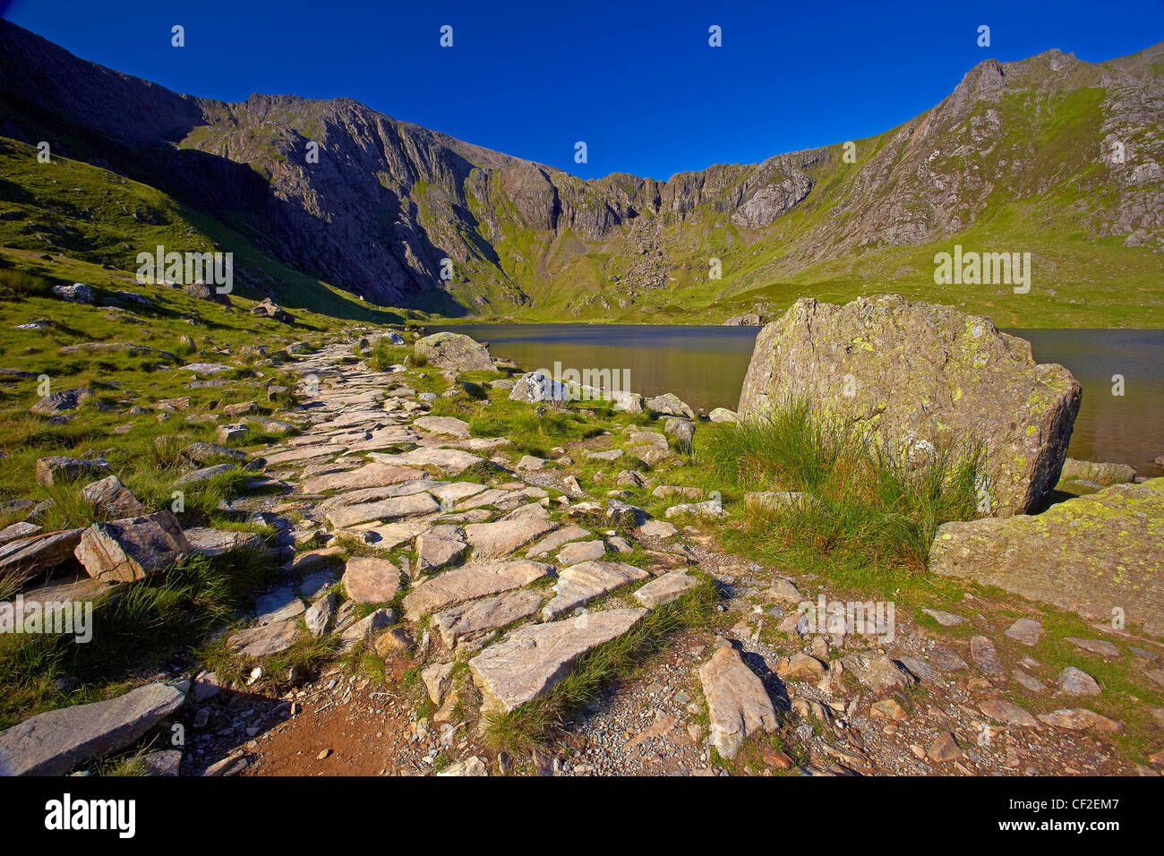 Avis de Llyn Idwal regardant vers la Cuisine du Diable dans l'Glyderau montagnes de Snowdonia. Banque D'Images