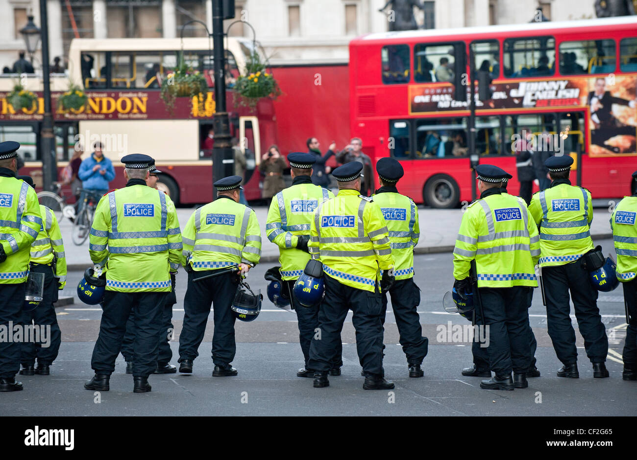 Un cordon de police métropolitaine, agents de service dans le centre de Londres. Banque D'Images
