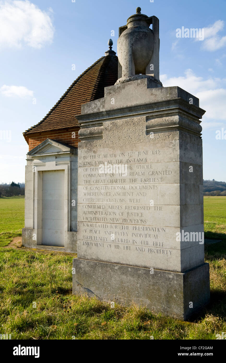 Jetée de pierre avec un monument historique de Runnymede, écrit sur elle, à côté d'un kiosque Memorial Fairhaven Lutyens. Runnymede, UK. Banque D'Images