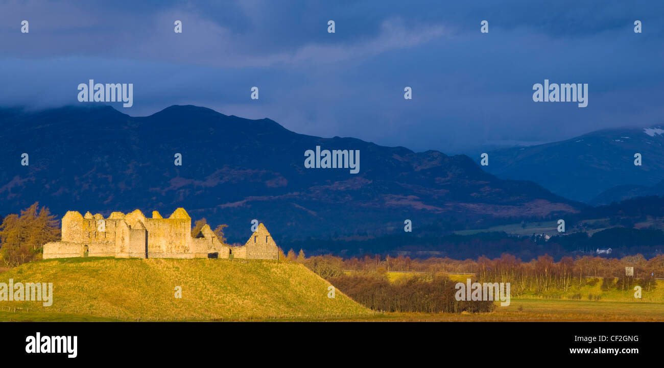 Lumière dramatique baigne la caserne Ruthven dans le Parc National de Cairngorms, avec la montagnes Monadhliath surplombant les ruines Banque D'Images