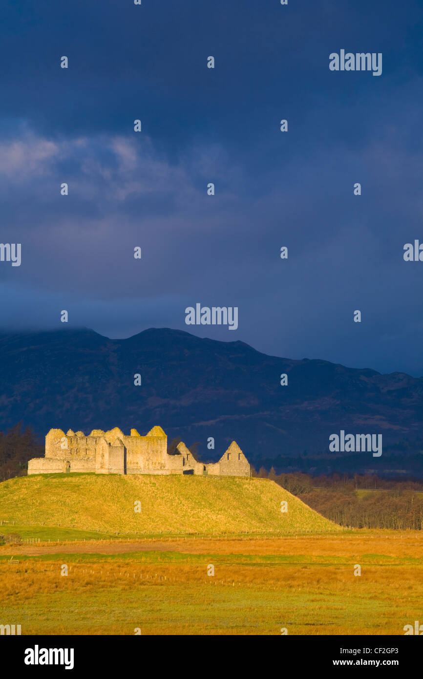 Lumière dramatique baigne la caserne Ruthven dans le Parc National de Cairngorms, avec la montagnes Monadhliath surplombant les ruines Banque D'Images