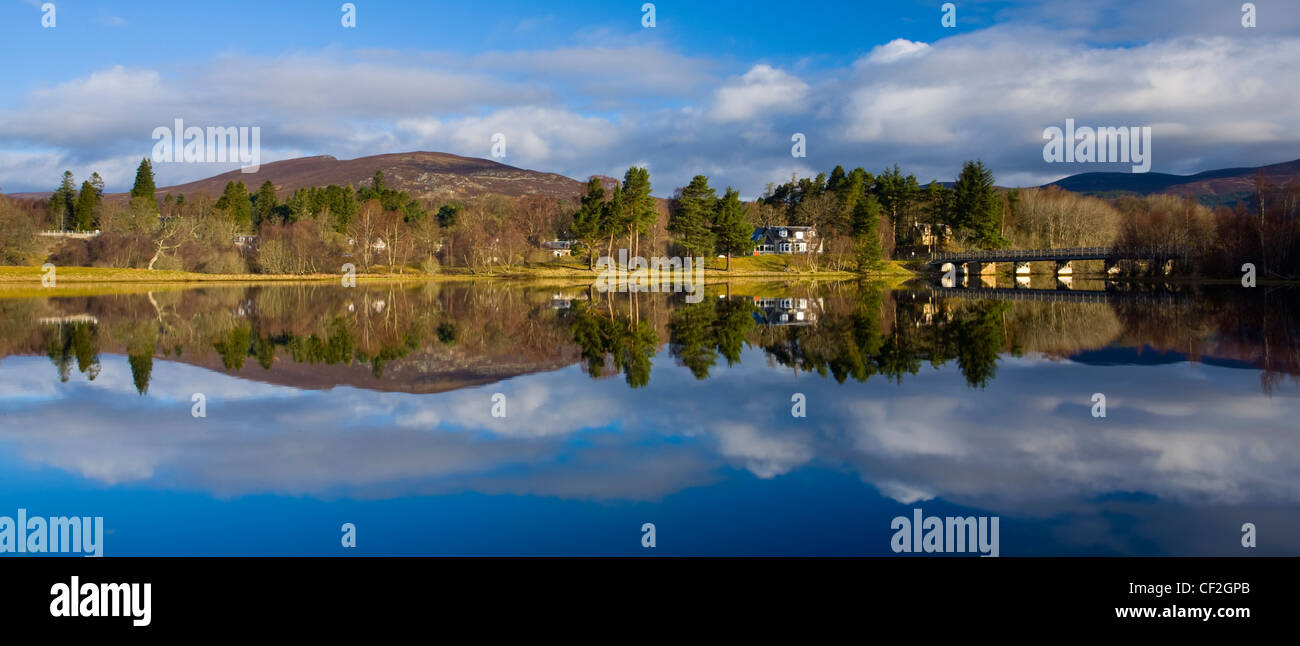 Comme miroir réflexions sur le Loch Insh Kincraig près dans le Parc National de Cairngorms. Banque D'Images