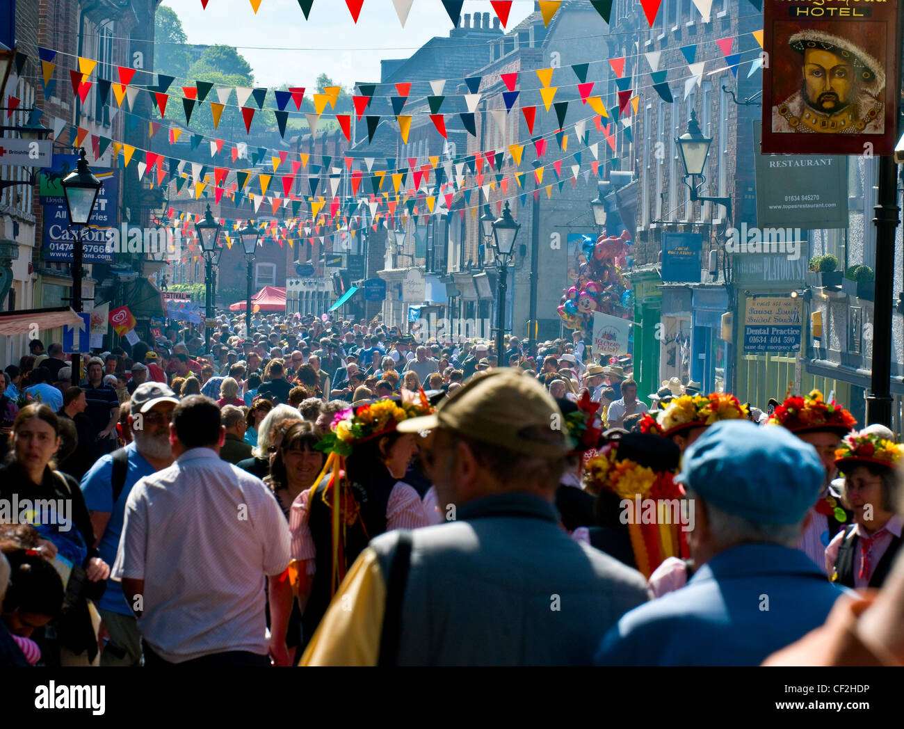 Bunting plane sur la grande rue paniers avec les visiteurs du festival annuels à Rochester. Banque D'Images