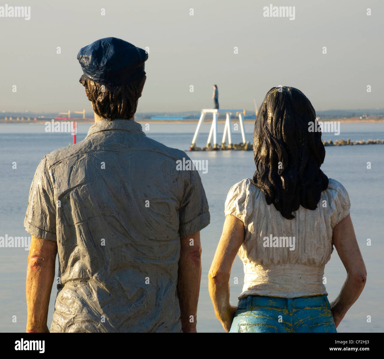 'Le Couple' une sculpture par l'artiste et sculpteur Sean Henry, situé à proximité de la côte de Newbiggin-by-the-Sea. Banque D'Images