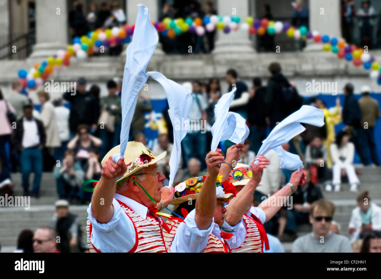 Thaxted Morris Men dancing le jour de Westminster à Trafalgar Square Dance. Banque D'Images