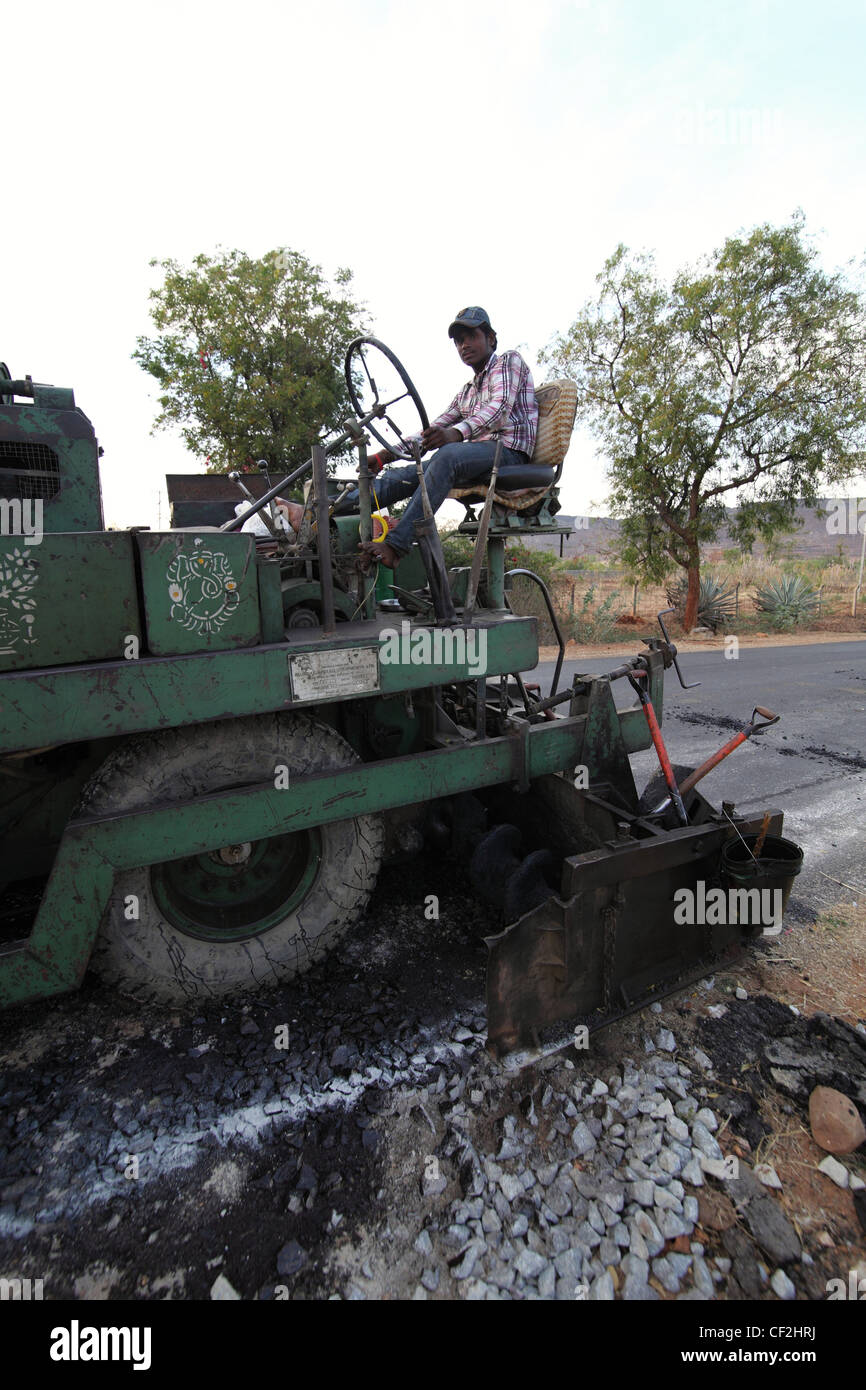 Machine d'asphaltage de l'Andhra Pradesh en Inde du Sud Banque D'Images