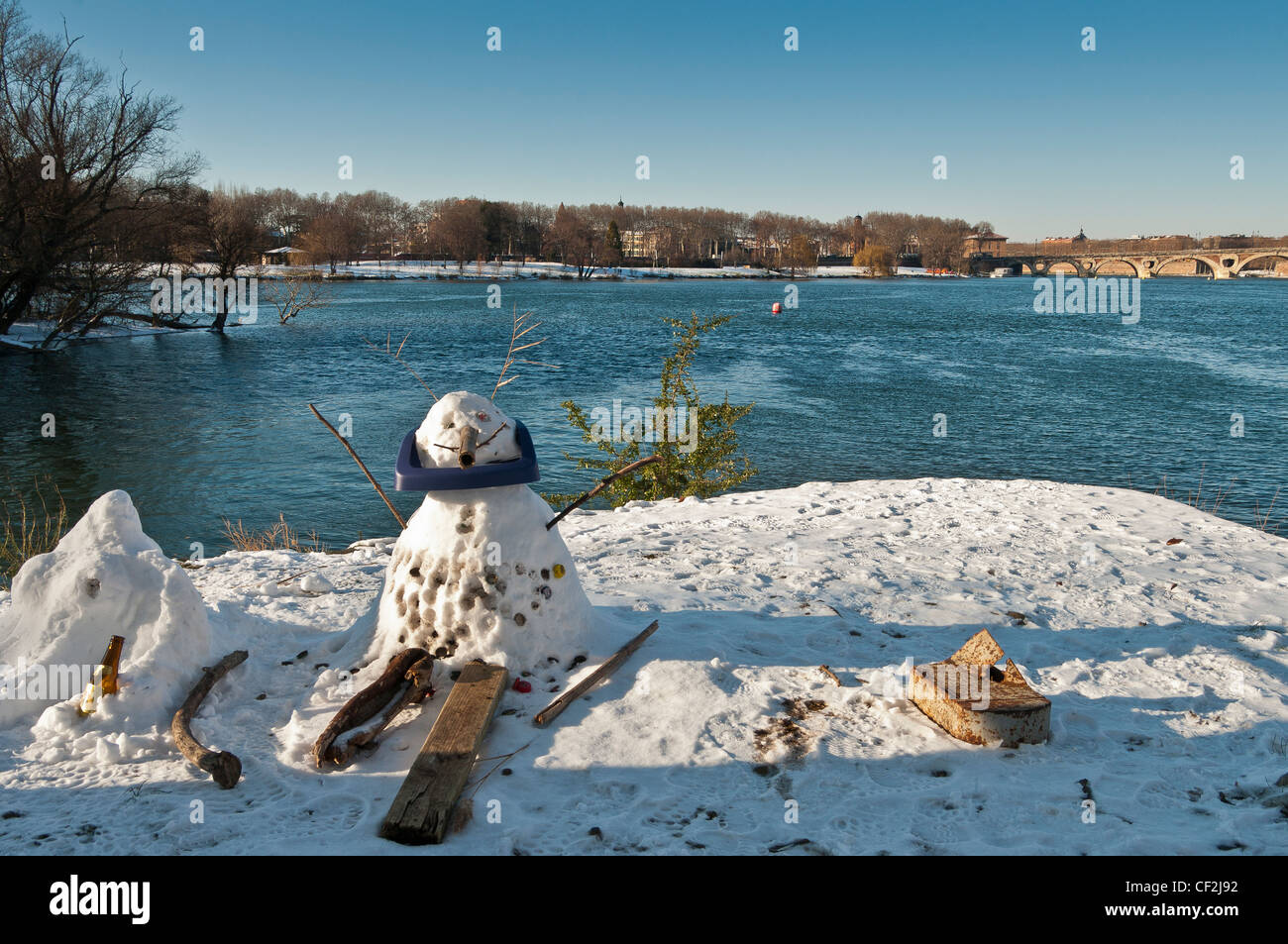 Bonhomme de neige près de Garonne à Toulouse Banque D'Images