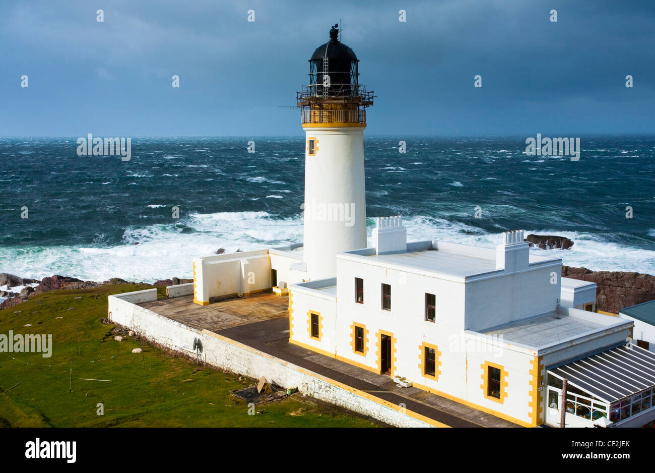 Rua Reidh Lighthouse, situé le long de la côte près de Gairloch. Banque D'Images