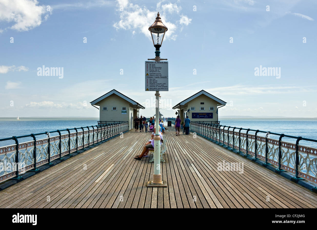 Les gens se promener le long de l'Penarth Pier, l'un des derniers piliers de l'époque victorienne au Pays de Galles sur la rive nord de l'estuaire de la Severn Banque D'Images