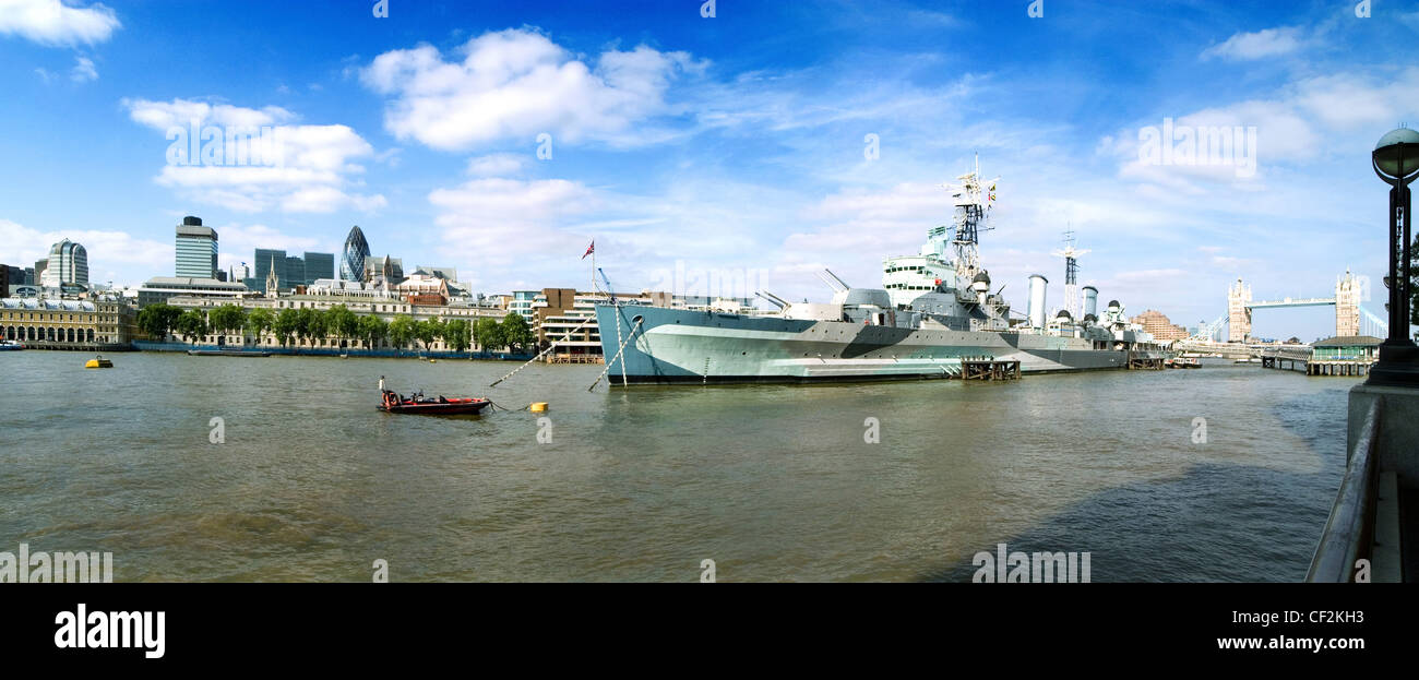 Le HMS Belfast sur la Tamise, le seul navire de son genre à avoir vu le service actif pendant la Seconde Guerre mondiale et Banque D'Images