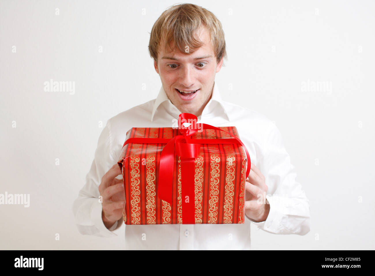 A man presenting a christmas present Banque D'Images