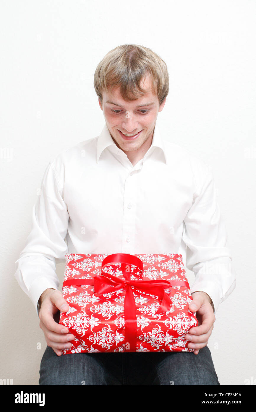 Un homme avec un cadeau de Noël Banque D'Images