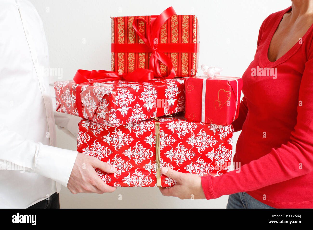 Un homme donnant à un cadeau de Noël à une femme Banque D'Images