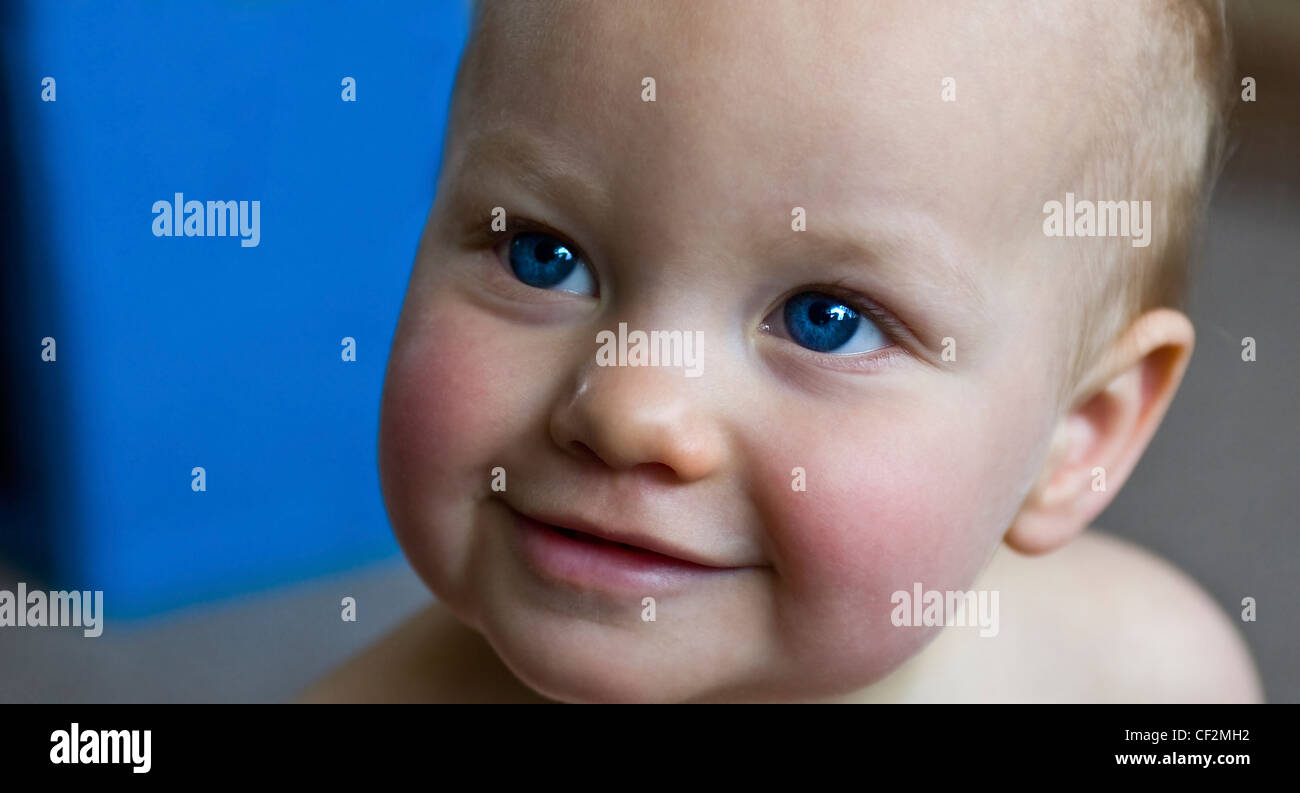 Le visage heureux d'un petit garçon âgé d'un an. Banque D'Images