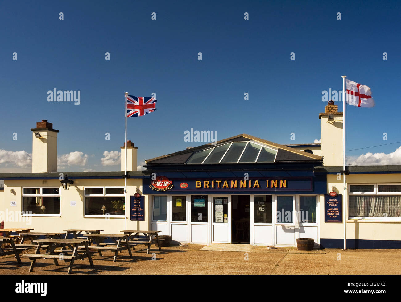 Un syndicat et drapeau anglais en dehors du vol Britannia Inn public house à Dungeness. Banque D'Images