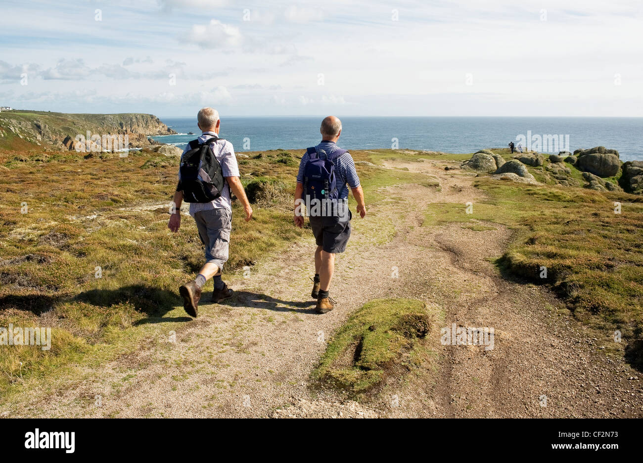 Les promeneurs sur le chemin côtier du sud-ouest dans la région de Cornwall. Banque D'Images