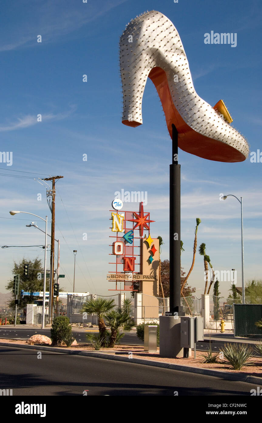 Chaussure géante à l'extérieur de l'enseigne au néon Boneyard, Las Vegas Banque D'Images