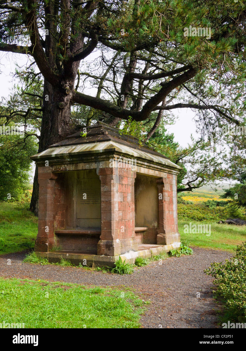 Le mémorial construit un abri en mémoire de Sir Thomas Acland près de Selworthy Phare dans le Parc National d'Exmoor, Somerset, Angleterre. Banque D'Images