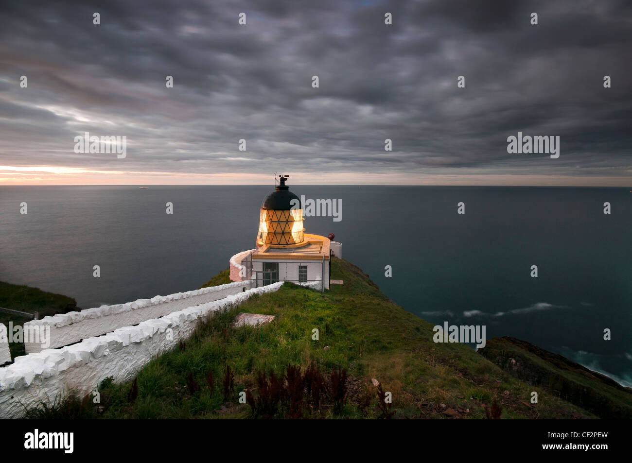 Le phare de St Abb's Head construit par les frères David et Thomas Stevenson. La lumière avait commencé en 1862. Banque D'Images