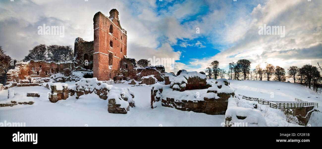 La neige entourant les ruines du château de Norham, l'un des plus importants châteaux de la frontière et le plus souvent attaquées par les Banque D'Images