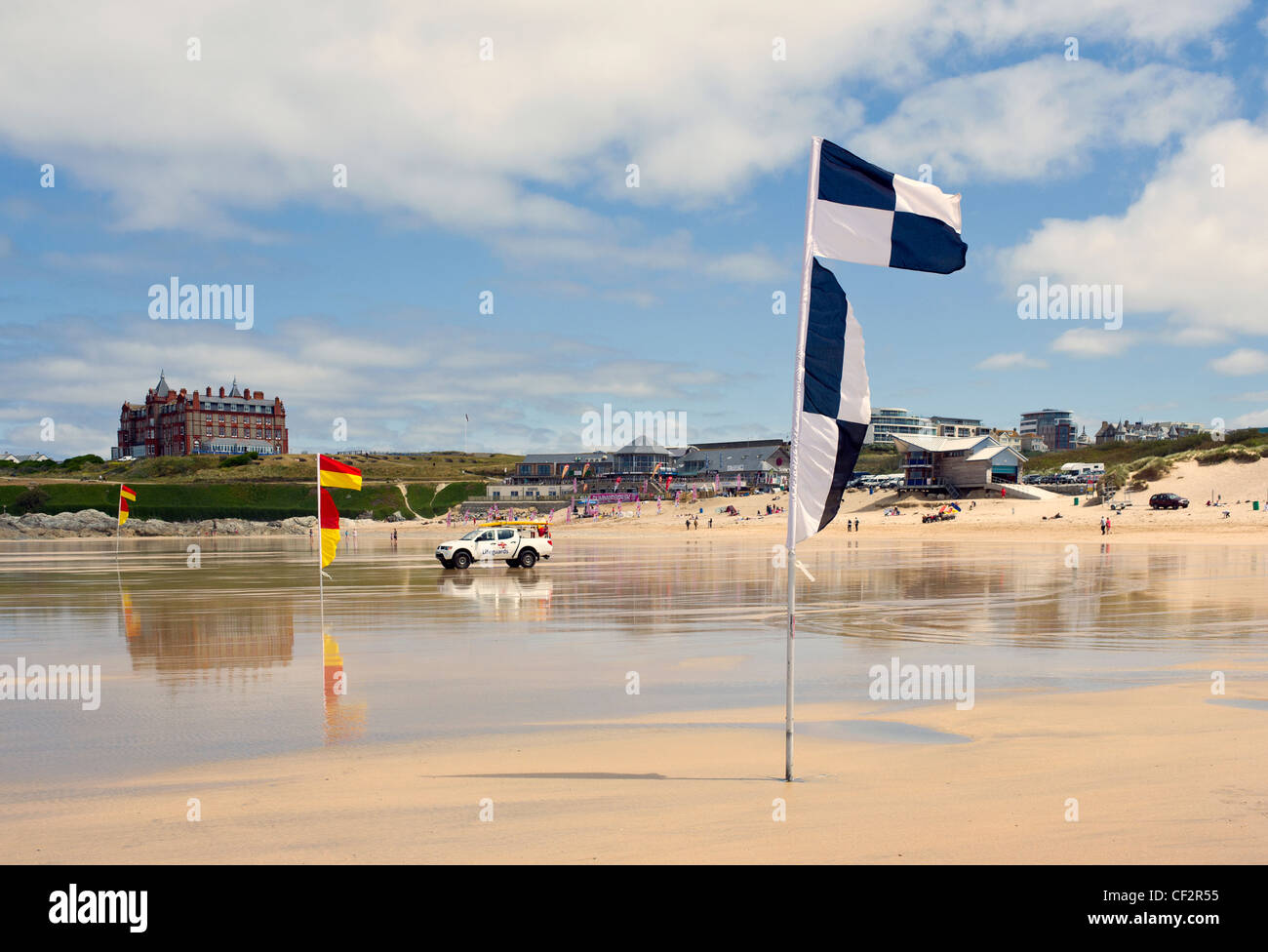 Les sauveteurs d'un véhicule stationné sur la plage de Fistral entre drapeaux rouge et jaune indiquant que la zone est surveillée par des sauveteurs, un Banque D'Images