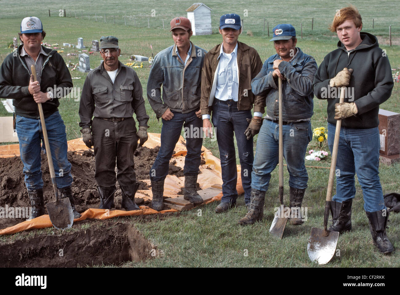 Cimetière avec six travailleurs debout devant de tombe ouverte après avoir creusé Banque D'Images