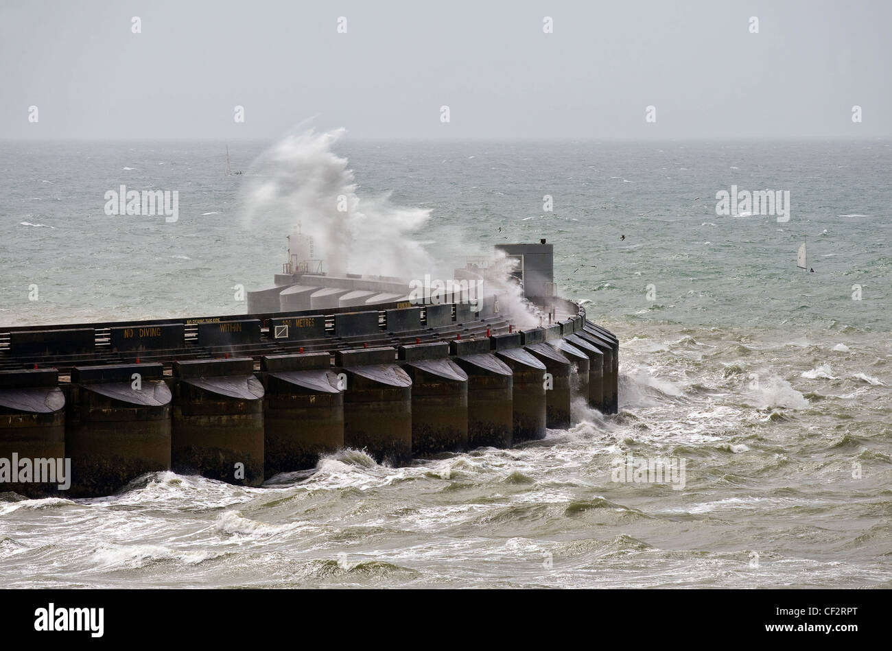 Mer Agitée briser sur le port de plaisance de Brighton. Banque D'Images