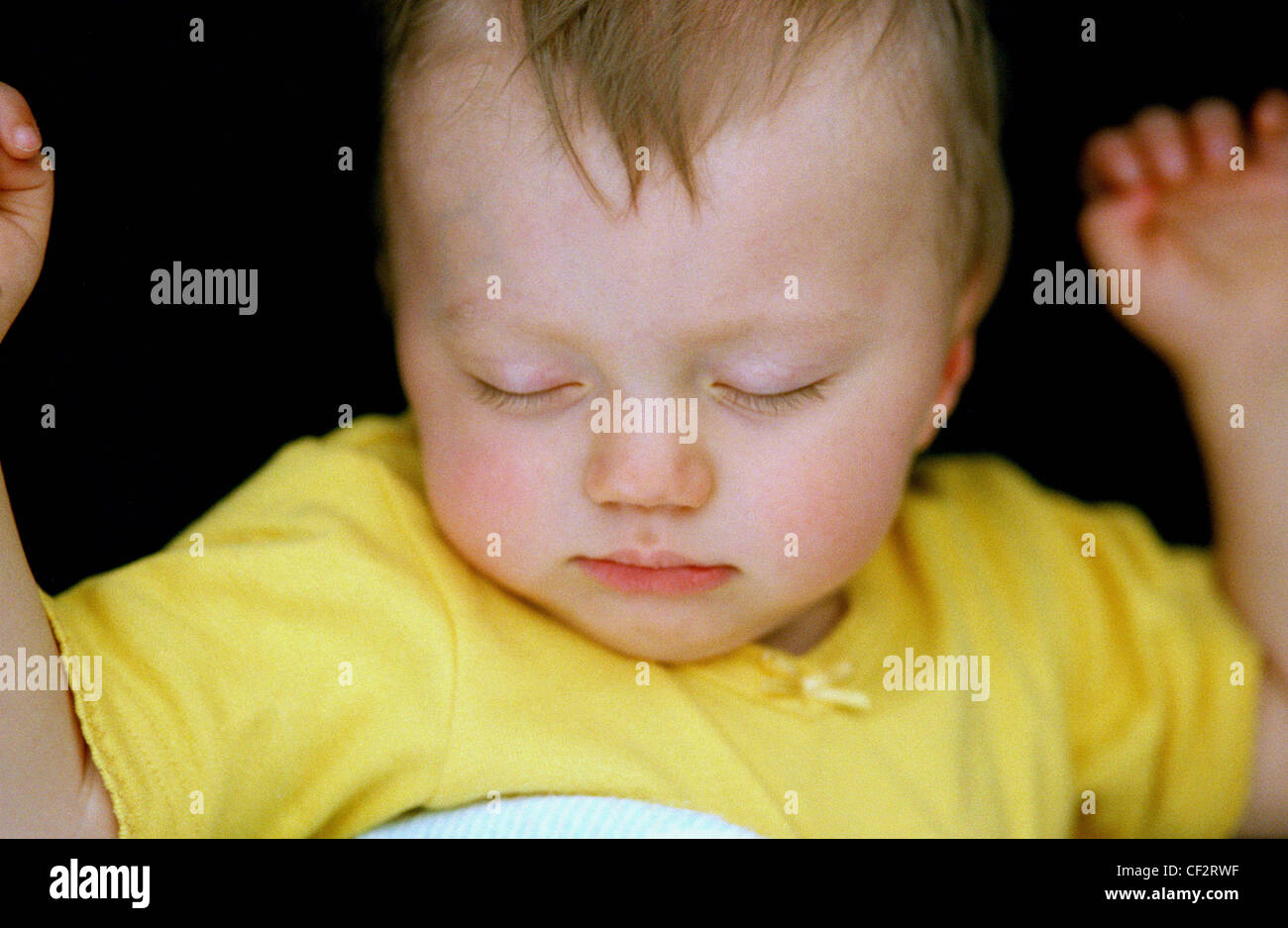 Mfemale Bebe Portant Bebe Jaune Grandir Endormi Sur L Arriere Les Bras De Chaque Cote A Cote De La Tete A La Reunion Pacifique Photo Stock Alamy